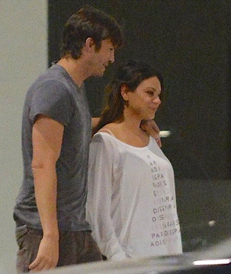 Ashton Kutcher tình tứ hôn Mila Kunis - 2 Pregnant Mila Kunis