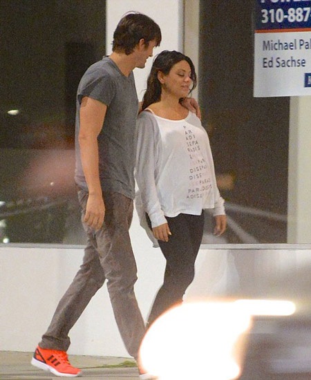 Ashton Kutcher tình tứ hôn Mila Kunis - 3 Pregnant Mila Kunis