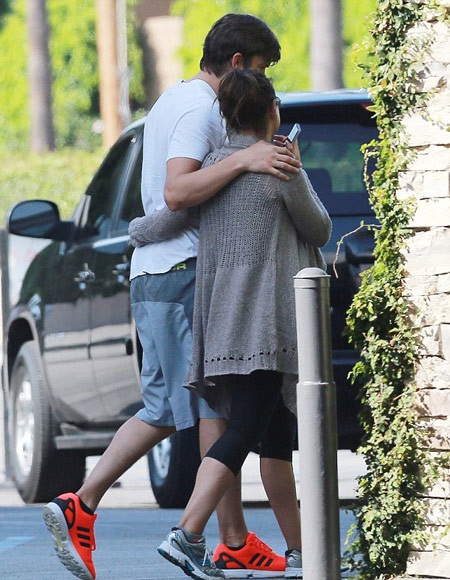 Ashton Kutcher tình tứ hôn Mila Kunis - 4 Pregnant Mila Kunis