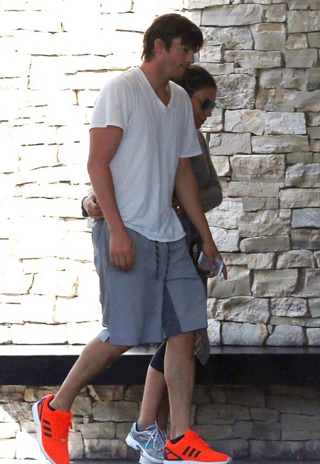 Ashton Kutcher tình tứ hôn Mila Kunis - 5 Pregnant Mila Kunis