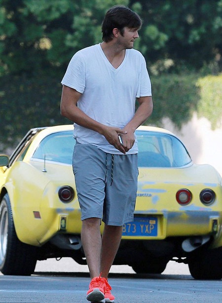 Ashton Kutcher tình tứ hôn Mila Kunis - 6 Pregnant Mila Kunis