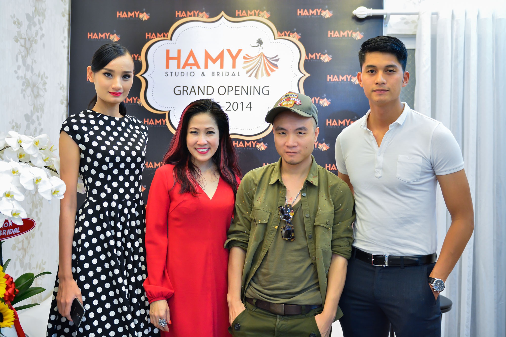 Hạ My cũng kết hợp với nhiều chuyên gia để đào tạo ca sĩ, lăng xê thành ngôi sao....