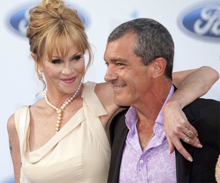 Vợ chồng sao phim “Mặt nạ Zorro” đã chia tay nhau - 1 Melanie Griffith, 57 tuổi cũng yêu cầu chồng chu cấp cho cô và con gái Stella năm nay 18 tuổi.