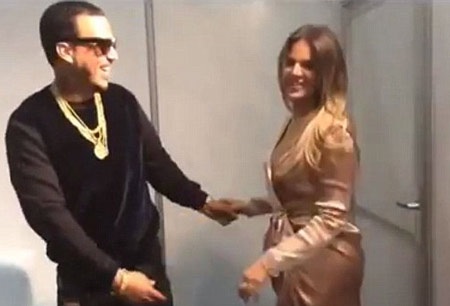 Em cô Kim tình tứ hôn bồ mới - 3 Khloe Kardashian