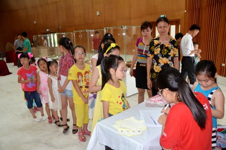 Các bạn nhỏ xếp hàng đăng ký thi Đồ rê mí.