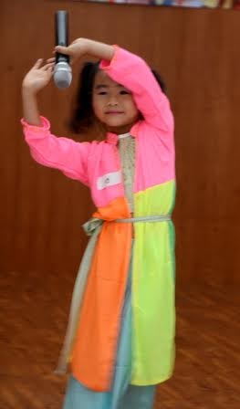 Các bậc phụ huynh ghi lại hình ảnh thi Đồ rê mí của bé.