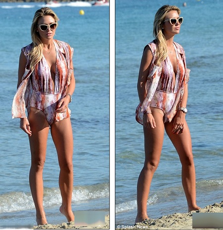 Chồng thi đấu World Cup, vợ tung tăng đi tắm biển - 2 Alex Gerrard