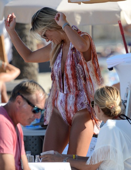 Chồng thi đấu World Cup, vợ tung tăng đi tắm biển - 3 Alex Gerrard