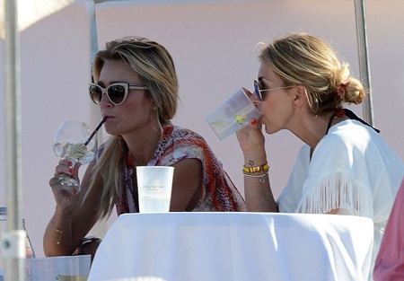 Chồng thi đấu World Cup, vợ tung tăng đi tắm biển - 6 Alex Gerrard