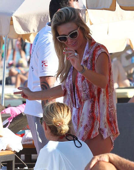 Chồng thi đấu World Cup, vợ tung tăng đi tắm biển - 7 Alex Gerrard