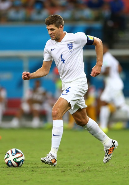 Chồng thi đấu World Cup, vợ tung tăng đi tắm biển - 10 Hình ảnh Steven Gerrard trong trận đấu giữa Anh và Ý diễn ra sáng sớm 15/6.