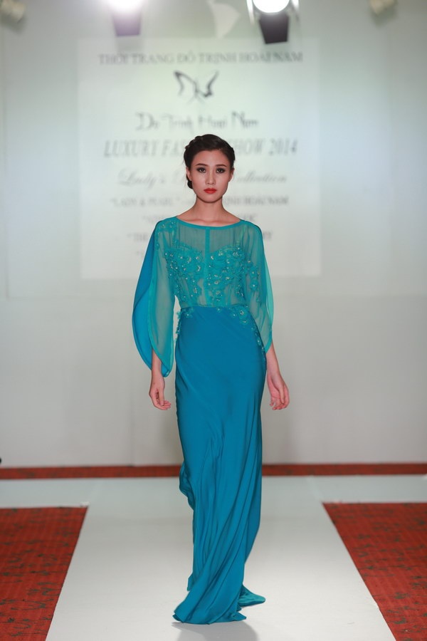 Những chi tiết nhỏ nhưng được thêu đính tinh xảo, tạo nên sự sang trọng, quý phái cho người mặc