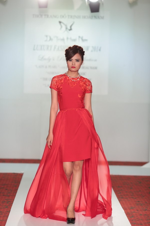 Những chi tiết nhỏ nhưng được thêu đính tinh xảo, tạo nên sự sang trọng, quý phái cho người mặc