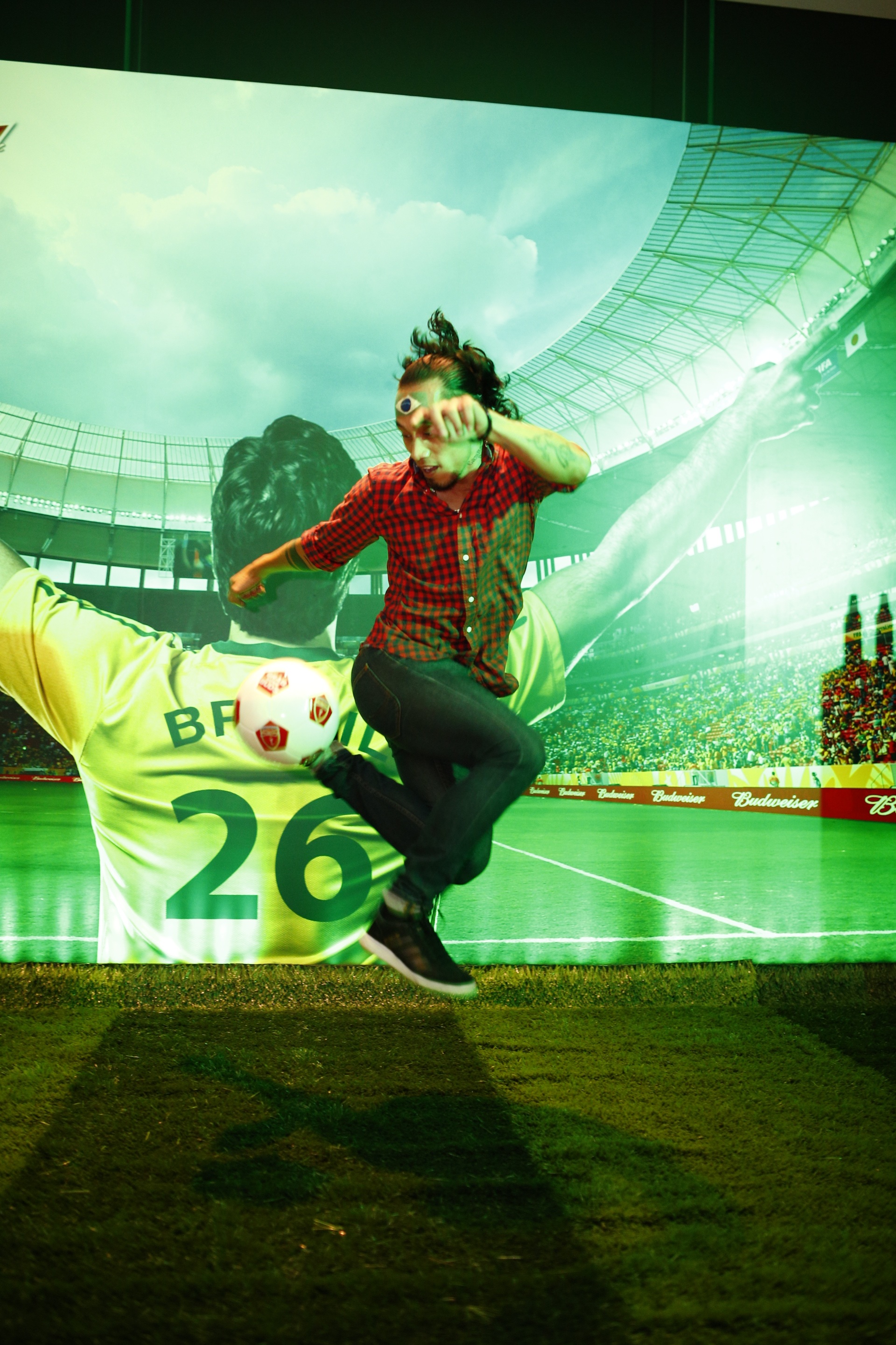 Phút trình diễn đầy ngẫu hứng của Phạm Anh Khoa cùng trái bóng tròn