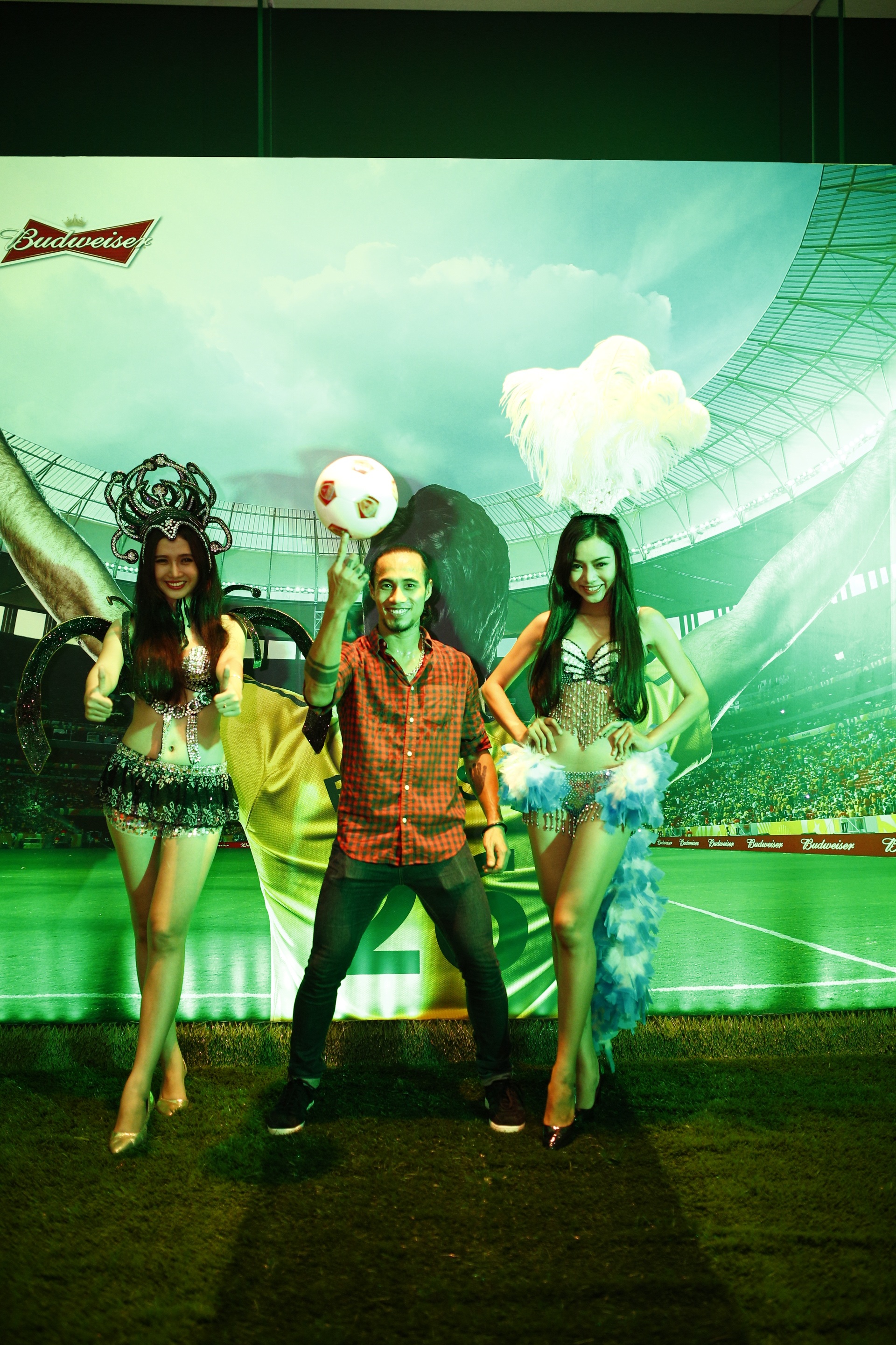 Phạm Anh Khoa hứng khởi chào đón khai mạc World Cup 2014.