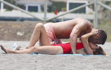 Người đẹp Anh tình tứ với bồ trên biển - 3 Chloe Sims