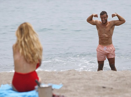 Người đẹp Anh tình tứ với bồ trên biển - 5 Chloe Sims