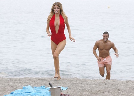 Người đẹp Anh tình tứ với bồ trên biển - 6 Chloe Sims