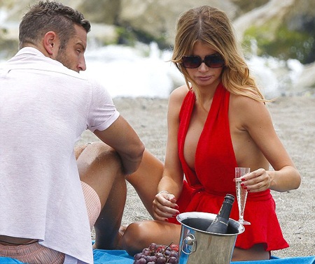 Người đẹp Anh tình tứ với bồ trên biển - 7 Chloe Sims