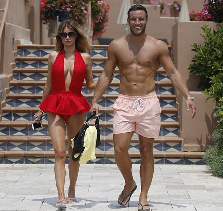 Người đẹp Anh tình tứ với bồ trên biển - 8 Chloe Sims