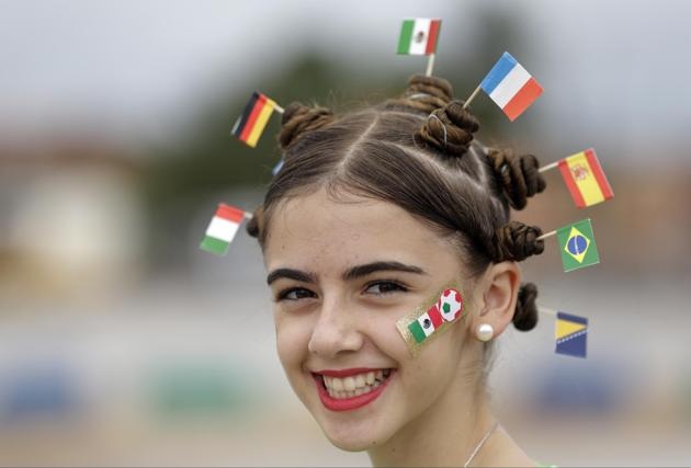 Một cô gái dễ thương cắm rất nhiều cờ trên tóc