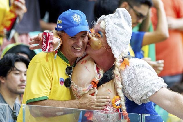 Fan của đội Hà Lan hóa trang rất ngộ nghĩnh.