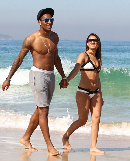 Ngôi sao bóng đá Hà Lan tung tăng trên biển cùng cô bồ gợi cảm - 1 Leroy Fer