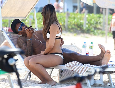 Ngôi sao bóng đá Hà Lan tung tăng trên biển cùng cô bồ gợi cảm - 6 Leroy Fer