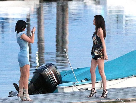 Hai em cô Kim “lộ” chân thon dài - 1 Kendall and Kylie Jenner
