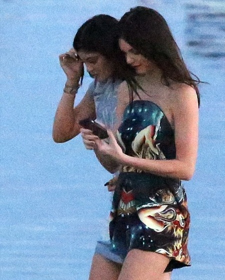 Hai em cô Kim “lộ” chân thon dài - 3 Kendall and Kylie Jenner