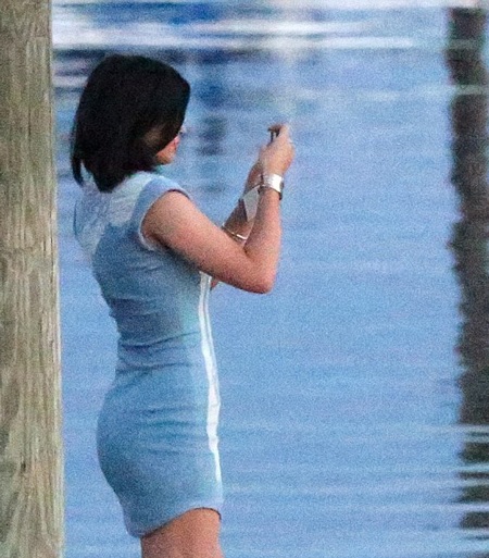 Hai em cô Kim “lộ” chân thon dài - 4 Kendall and Kylie Jenner