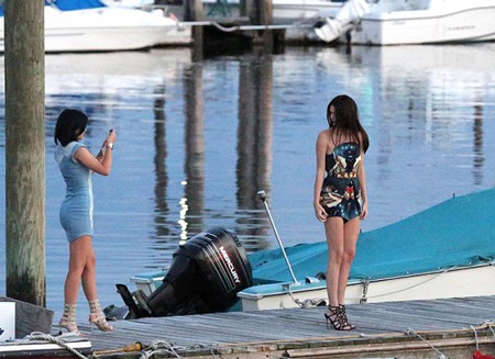 Hai em cô Kim “lộ” chân thon dài - 5 Kendall and Kylie Jenner