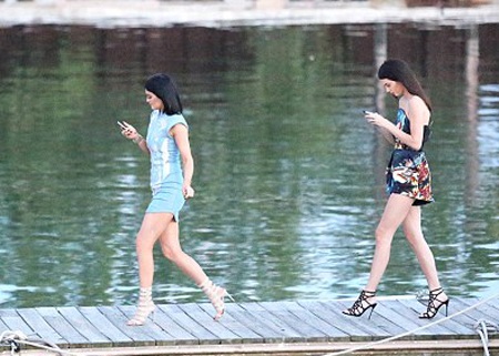 Hai em cô Kim “lộ” chân thon dài - 10 Kendall and Kylie Jenner