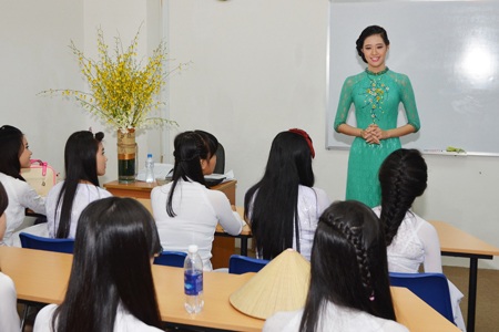 Khánh Vân nền nã với áo dài - 1 Khánh Vân