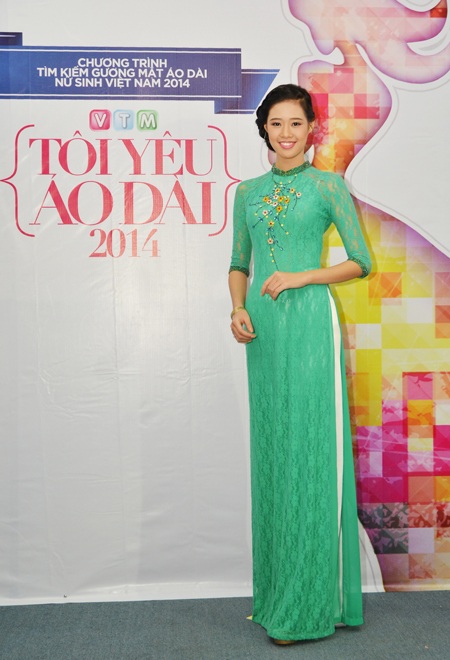 Khánh Vân nền nã với áo dài - 2 Khánh Vân