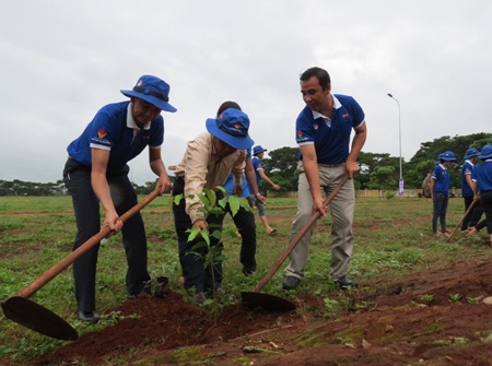 Quyền Linh cùng sơn Spec trồng cây tại Gia Lai