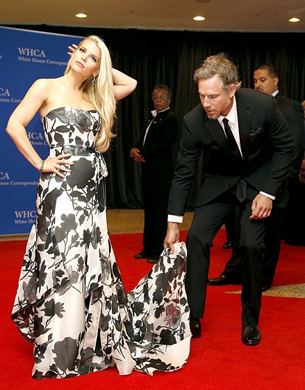Những hình ảnh hạnh phúc của Jessica Simpson và bạn trai - 9 VN