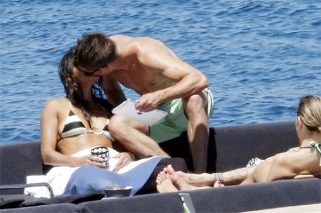 Zac Efron tình tứ người đẹp lưỡng tính hơn 9 tuổi - 1 VN