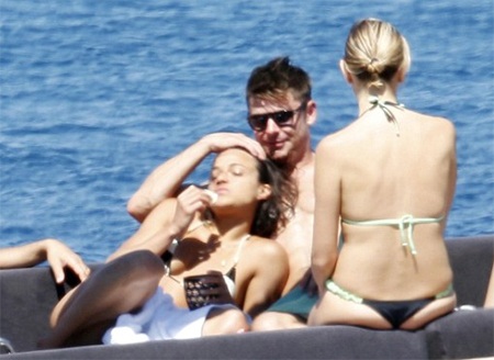 Zac Efron tình tứ người đẹp lưỡng tính hơn 9 tuổi - 2 VN