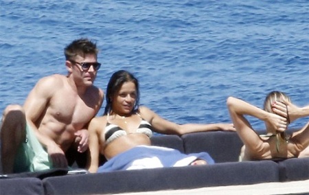 Zac Efron tình tứ người đẹp lưỡng tính hơn 9 tuổi - 8 VN