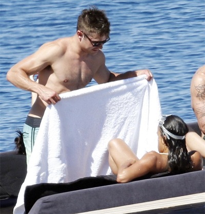 Zac Efron tình tứ người đẹp lưỡng tính hơn 9 tuổi - 9 VN