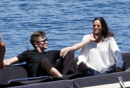 Zac Efron tình tứ người đẹp lưỡng tính hơn 9 tuổi - 10 VN