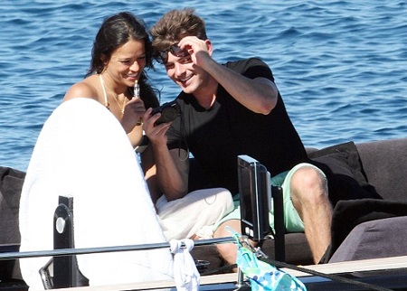 Zac Efron tình tứ người đẹp lưỡng tính hơn 9 tuổi - 11 VN