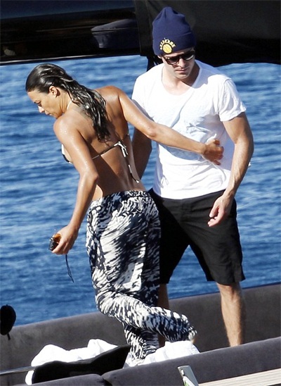 Zac Efron tình tứ người đẹp lưỡng tính hơn 9 tuổi - 13 VN