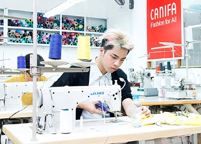 Thử thách không dễ dàng cho thí sinh Project Runway - 3 Thí sinh PRV hăng hái thực hiện bài thi tại phòng may mẫu Canifa