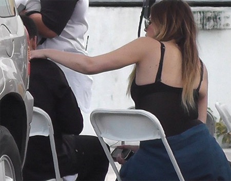 Cô âu yếm mát xa vai cho bạn trai trong giờ nghỉ