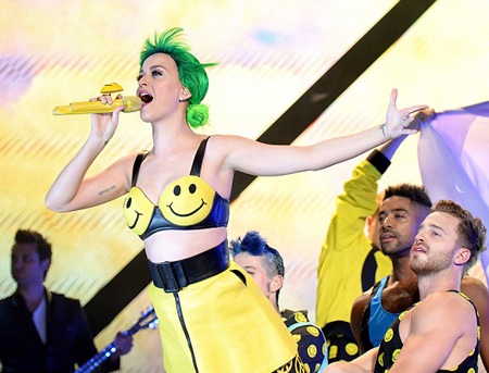 Katy Perry gợi cảm trên sân khấu - 2 Katy Perry