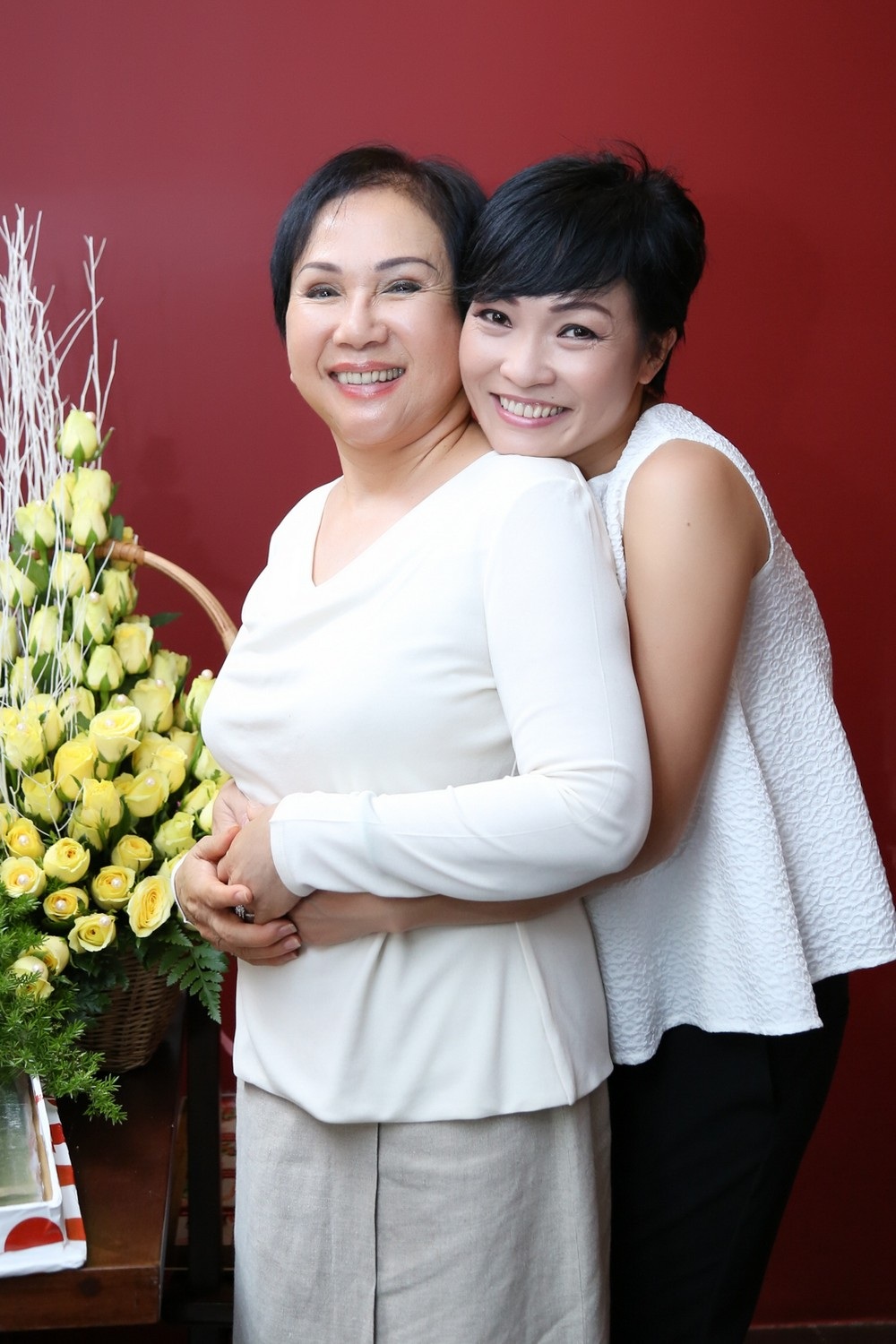 Hoa hậu Thu Hoài cùng Phương Thanh mừng sinh nhật Lệ Thu