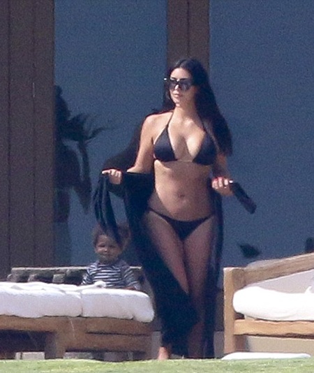 Kim Kardashian diện áo tắm lộ dáng nảy nở - 1 Kim Kardashian