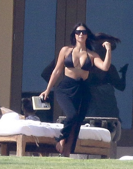 Kim Kardashian diện áo tắm lộ dáng nảy nở - 4 Kim Kardashian